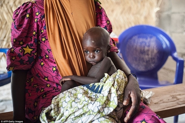 Các em và gia đình phải chuyển tới trại tị nạn sau khi lực lượng Hồi giáo Boko Haram "càn quét", biến gia đình các em trở thành những người vô gia cư.