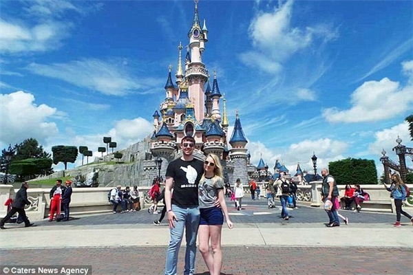  
Beth đã đến công viên Walt Disney World ở Orlando, Florida, Disneyland ở California và thậm chí đến Disneyland Paris 7 lần. (Ảnh: Daily Mail)