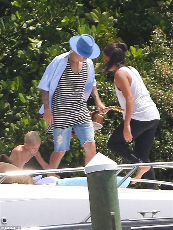 Justin, em trai và Alaxandra cũng đi nghỉ mát ở Miami. (Ảnh: Internet)