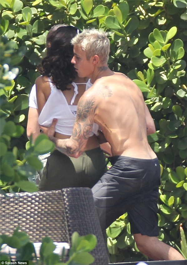 Thậm chí còn có tấm ảnh Justin quàng tay ôm eo cô nàng. (Ảnh: Internet)