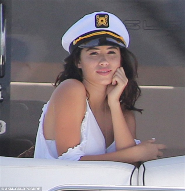 Nghi vấn Justin đi chơi với Hoa hậu Trái Đất chỉ vì giống Selena