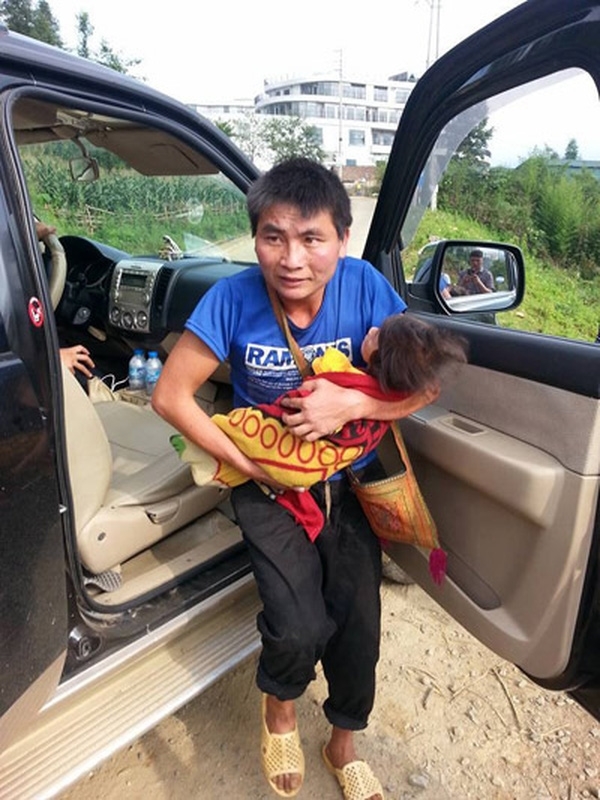 Vậy là chiều ngày 29/6, Thanh Tâm cùng với anh Thào A Lư – bố bé Nhi và người bạn của mình với sự giám hộ của một y sĩ đã đưa bé xuống Hà Nội. Ảnh: Internet