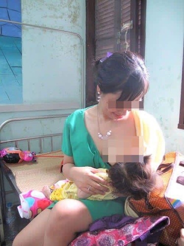 Các mẹ ở khắp các tỉnh thành lân cận đã tới thăm và cho Yến Nhi bú như con đẻ. Ảnh: Internet