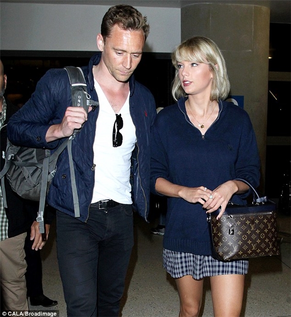 Taylor và Tom trên đường lên máy bay đến Úc vào thứ Tư vừa rồi. (Ảnh: Internet)