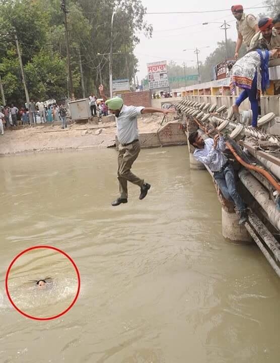 Một người cảnh sát ở bang Punjab, Ấn Độ, nhảy xuống nước để cứu một cô giáo bị nước cuốn.