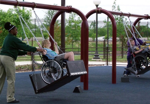 Người ta lắp đặt cả những chiếc đu quay dành riêng cho trẻ em khuyết tật.