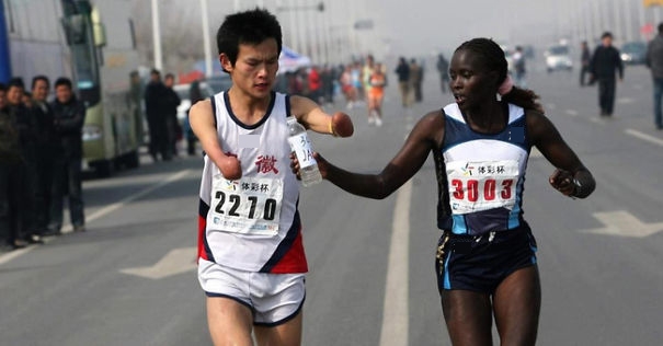 Cô gái Jacqueline Kiplimo giúp một vận động viên khuyết tật uống nước trong một giải marathon tổ chức ở Đài Loan. Việc này khiến cô không thể giành chiến thắng trong cuộc đua.