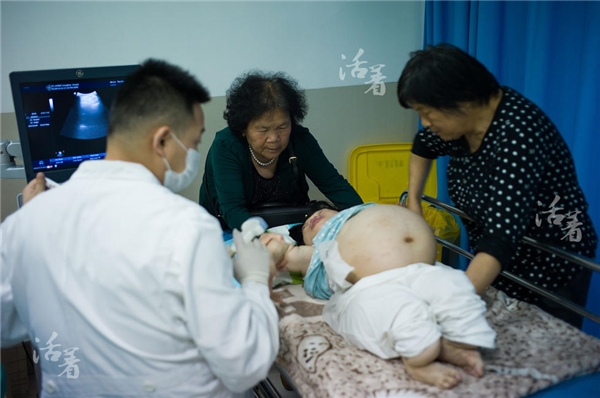 Ngày 4/5/2016, sau hơn 29 tuần mang thai, chị Hồ Lục lại đến bệnh viện để kiểm tra. Việc mang thai của bà mẹ này, theo giáo sư bệnh viện nhận định, là vô cùng nguy hiểm và liều lĩnh. Tuy nhiên, chị Hồ Lục vẫn rất quyết tâm bằng mọi giá để sinh đứa con này.