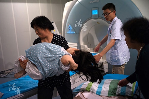 Kể từ khi mang thêm đứa con trong bụng, cột sống của chị Hồ Lục gần như hoàn toàn bị biến dạng. Việc siêu âm bình thường gặp khó khăn nên chị được tiến hành chụp cộng hưởng từ MRI.