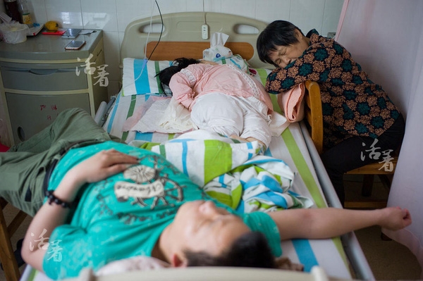 Chị Hồ Lục đã vượt cạn thành công sau khi trải qua giai đoạn mang thai đầy gian khổ. Sau khi sinh sức khỏe của chị bị ảnh hưởng và gia đình túc trực chăm sóc chị.