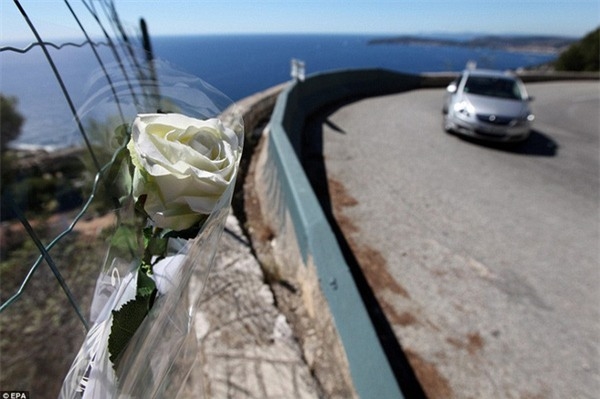 Bông hồng trắng được cài đúng nơi xảy ra tai nạn xe như lời tạm biệt nữ diễn viên từng làm si mê hàng triệu người.