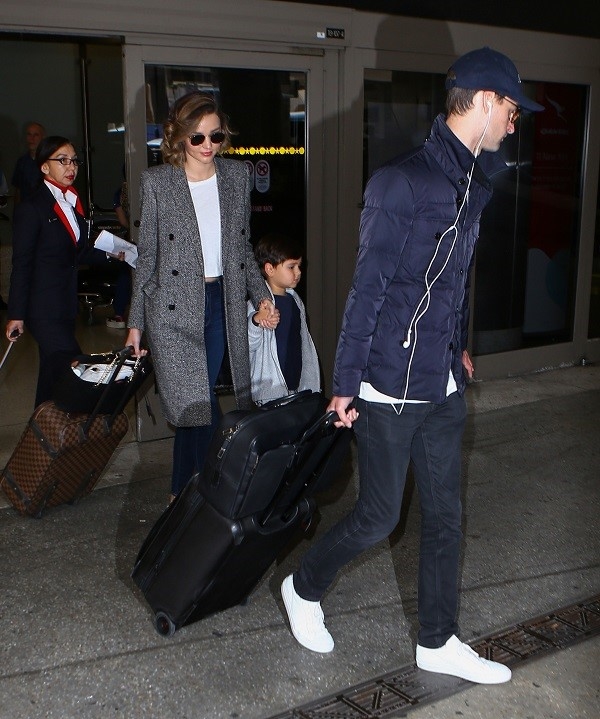 Cặp đôi và con trai riêng của Miranda ở sân bay hôm 3/7.  