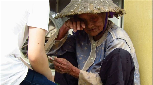 Nước mắt của cụ bà bán rau chỉ kiếm được 10 nghìn một ngày khi nhận được giúp đỡ. (Ảnh: Internet)