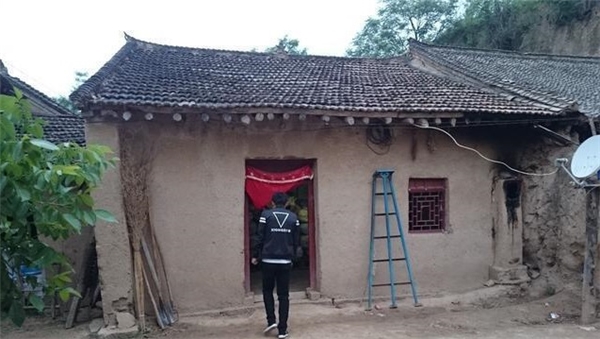Để vợ vui vẻ, Liu còn vay tiền mua thêm 1 ngôi nhà trong làng.