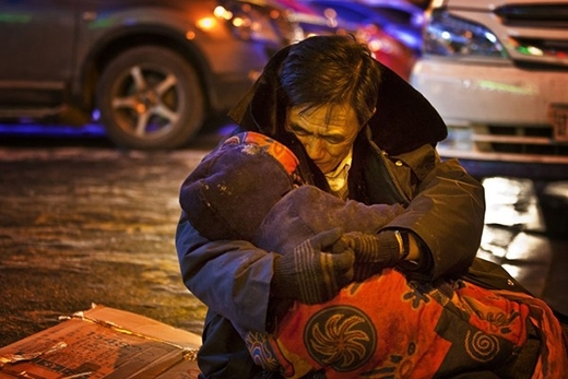Hình ảnh người đàn ông Trung Quốc hơn 60 tuổi đang ôm chặt xác người vợ. Được biết, ông đã ôm người vợ đã chết như thế suốt 2 tiếng đồng hồ dưới tiết trời lạnh thấu xương thấu thịt (khoảng -24 độ C) của thành phố Thẩm Dương, tỉnh Liêu Ninh, Trung Quốc. (Ảnh Internet)