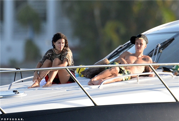 Justin nghỉ mát cùng người mẫu Alexandra Rodriguez ở bãi biển Miami.