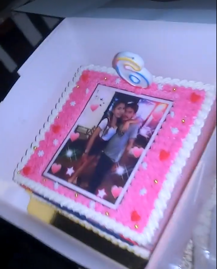 Anh chàng còn mang ra một chiếc bánh kem có hình của hai vợ chồng, cùng với đó là đoạn video được phát trên máy tính với lời nhắn nhủ ngọt ngào mà anh dành cho vợ