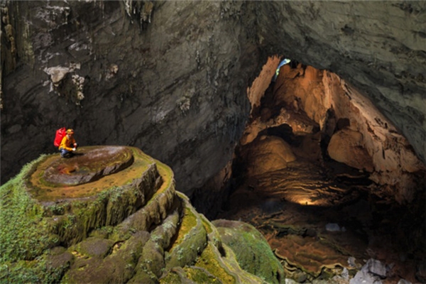Được phát hiện lần đầu vào năm 1991, đây là hang động rộng lớn và kì vĩ nhất thế giới. Việc chinh phục hang Sơn Đoòng không dành cho đại đa số du khách, do yêu cầu nghiêm ngặt về sức khỏe. Sơn Đoòng là tuyến du lịch mạo hiểm cấp độ 6, với mức độ khó rất cao.