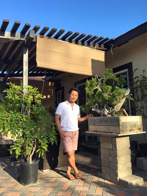 Không chỉ là nơi lưu giữ kỉ niệm, khu vườn nhà Bằng Kiều còn sở hữu nhiều cây bonsai có giá trị tiền tỉ. Những khi có thời gian, anh tự đi mua đồ sửa sang, làm mái hiên cho vườn. - Tin sao Viet - Tin tuc sao Viet - Scandal sao Viet - Tin tuc cua Sao - Tin cua Sao