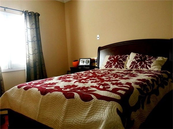 Phòng ngủ của Quang Lê không bày biện gì nhiều nên anh chọn bộ giường ngủ có họa tiết màu đỏ giúp căn phòng tươi tắn hơn. - Tin sao Viet - Tin tuc sao Viet - Scandal sao Viet - Tin tuc cua Sao - Tin cua Sao