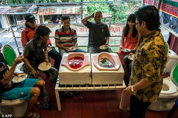 Thực khách hiếu kì đổ về quán cà phê Jamban Cafe ở thành phố Semarang, Indonesia. (Ảnh: AFP)