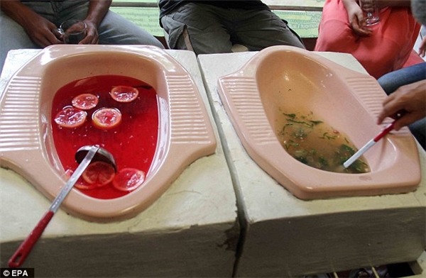 Món súp truyền thống có tên bakso và đồ uống được chứa trong… bệ xí xổm như thế này. (Ảnh: EPA)