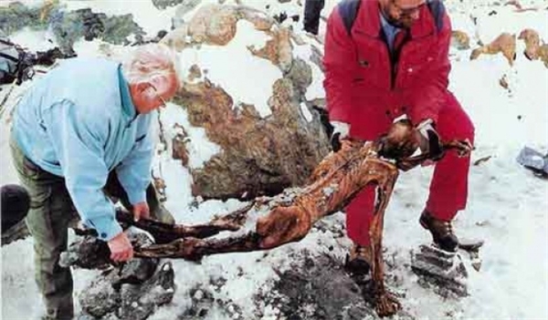 Một trong hai nhà leo núi đã qua đời sau khi tìm thấy xác ướp Otzi.
