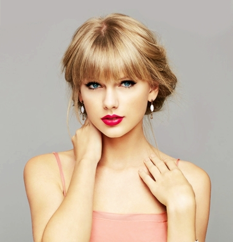 Taylor bắt đầu thay đổi hình ảnh với mái tóc thẳng.