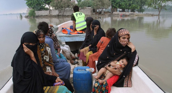 Các tình nguyện viên giải cứu dân làng khỏi khu vực lũ lụt ở Layyah, Pakistan.