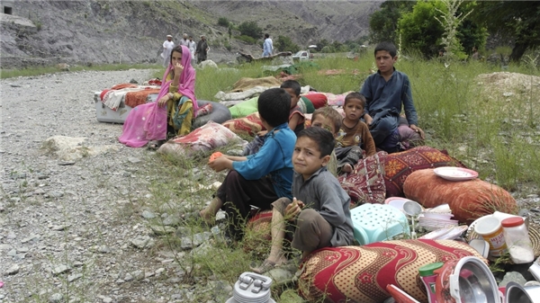 Gia đình cậu bé này đang chờ cứu trợ sau trận lũ lụt ở Chitral, Pakistan.