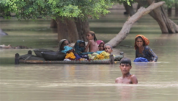 Người dân tại Rajanpur, Pakistan giữa dòng nước lũ.