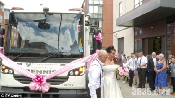 Đám cưới đặc biệt khi dùng xe chở rác làm xe hoa. (Ảnh: Internet)