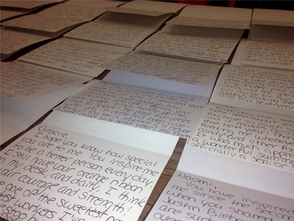 Những lá thư cô giáo đã dành suốt 2 tháng để viết cho từng học trò của mình. (Ảnh FBNV)