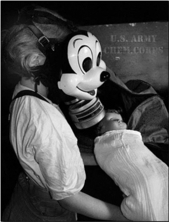 Một người sử dụng mặt nạ chống khí độc hình chuột Mickey từ năm 1942.