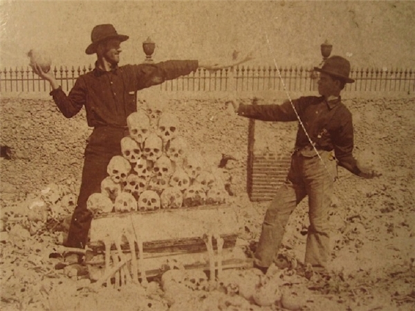 Những người lính chơi đùa với các hộp sọ từ một ngôi mộ tập thể ở thủ đô Havana, Cuba vào khoảng năm 1900.