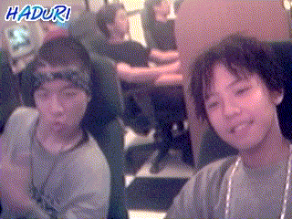 Đôi bạn thân G-Dragon và Taeyang trông rất cool ngầu, theo phong cách hiphop khi còn nhỏ. 