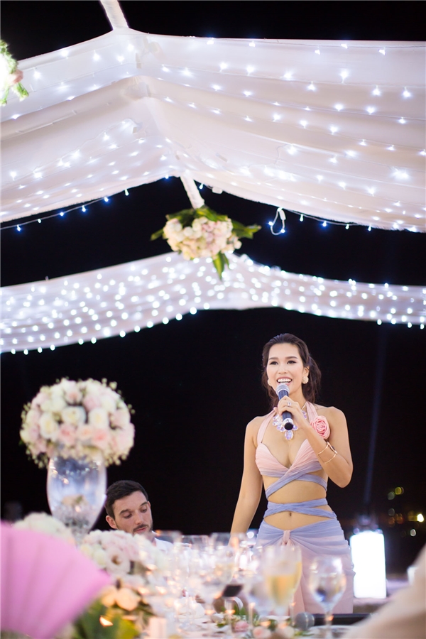 Hà Anh diện váy gợi cảm, hạnh phúc bên chồng sau lễ cưới - Tin sao Viet - Tin tuc sao Viet - Scandal sao Viet - Tin tuc cua Sao - Tin cua Sao