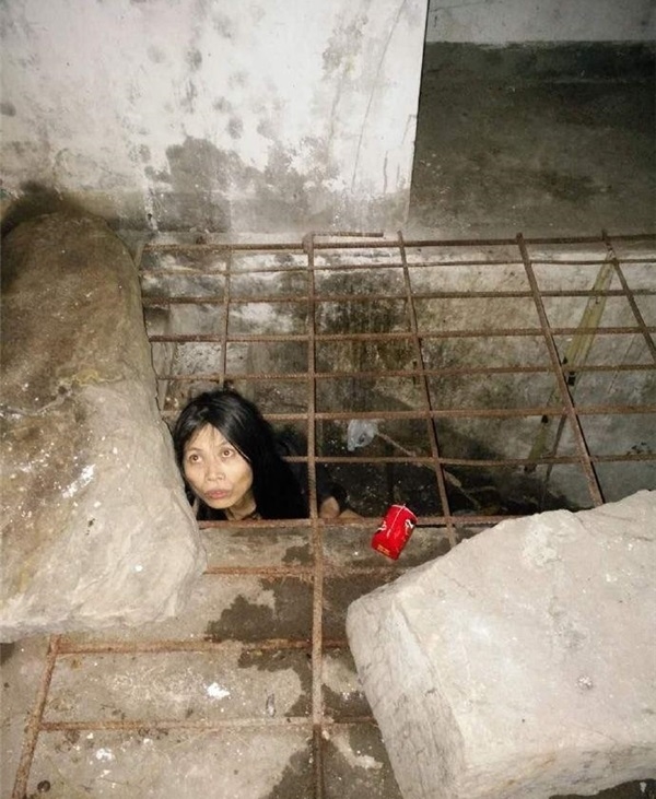 Để đảm bảo an toàn cho cô và những người xung quanh, người cha quyết định nhốt cô tại cầu thang tầng hầm của ngôi nhà.