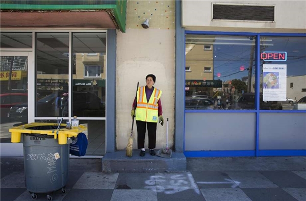  Ngày ngày, bà Suu Ngo cần mẫn làm sạch đường phố. (Ảnh: Erin Brethauer)