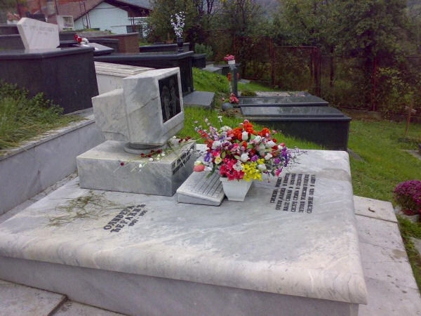 Bia mộ của một thanh niên nghiện vi tính.