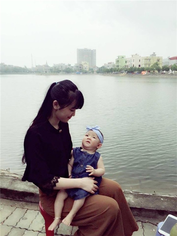 Mới đây hình ảnh về bé Thào Thị Yến Nhi (Lào Cai) lúc 14 tháng tuổi chỉ nặng 3,5kg bỗng trở thành thiên thần nhờ vào bàn tay chăm sóc của mẹ nuôi Phạm Thị Thanh Tâm (SN 1992). Ảnh: Internet
