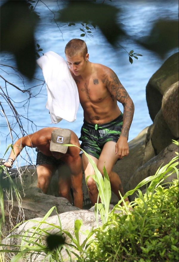 Justin Bieber mặc lại quần khi lên bờ.