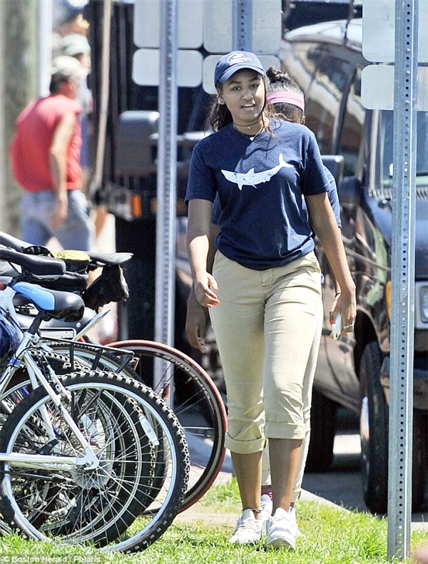  Con gái út của ông Obama chỉ mới bắt đầu làm việc tuần vừa rồi và luôn được các đặc vụ bảo vệ chặt chẽ. (Ảnh: Boston Herald)