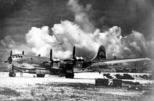 Chiếc B-29 có biệt danh Enola Gay đang đậu trên sân bay ở đảo Tinian.