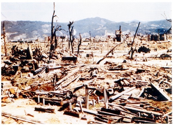 Các tòa nhà, xe cộ tan chảy trong phút chốc và Hiroshima trở thành vùng đất chết.