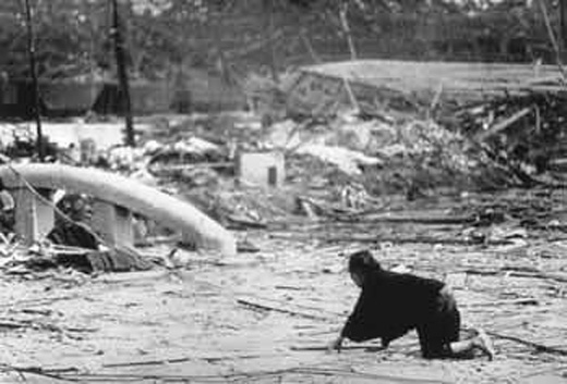 Người Hoa Kỳ cụng bia ăn mừng ném thành công 2 quả bom trong khi cả đất nước Nhật Bản điêu đứng, quằn quại trước cảnh hoang tàn, đổ nát.