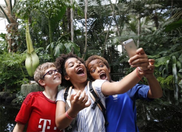 Di nhiên, đây là dịp vô cùng lí tưởng để các nhóc tì thực hiện selfie để check in. Các cậu bạn này cũng không quên tạo dáng độc cho phù hợp với sự đặc biệt của Hoa xác chết.