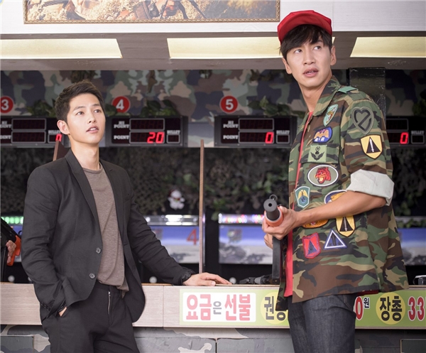 Để ủng hộ cậu bạn thân Song Joong Ki, Lee Kwang Soo đồng ý trở thành khách mời đầu tiên của Descendants of the Sun. Vai diễn nhân viên bán hàng "ngố tàu" không khác gì chàng Hươu trong Running Man mang lại không ít tiếng cườ cho khán giả. 