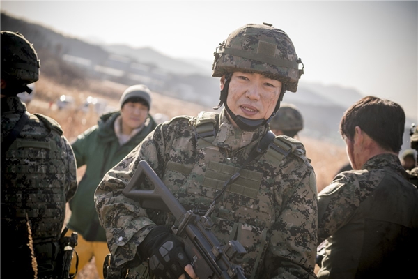 Để tỏ lòng biết ơn đến với biên kịch Kim Eun Sook - đồng thời cũng là "mẹ đẻ" của A Gentleman's Dignity, nam diễn viên Lee Jong Hyuk nhận lời tham gia vào vai một quân nhân dũng cảm hi sinh trong cuộc chiến bảo vệ đất nước. 