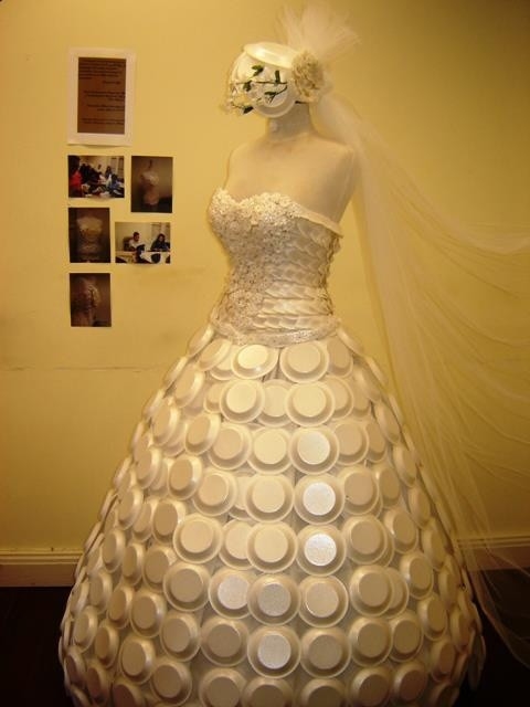 Dự đoán số khách mời sẽ đông đột biến, cô dâu đã làm một chiếc váy từ những chiếc đĩa nhựa để có thể kịp thời đãi khách.